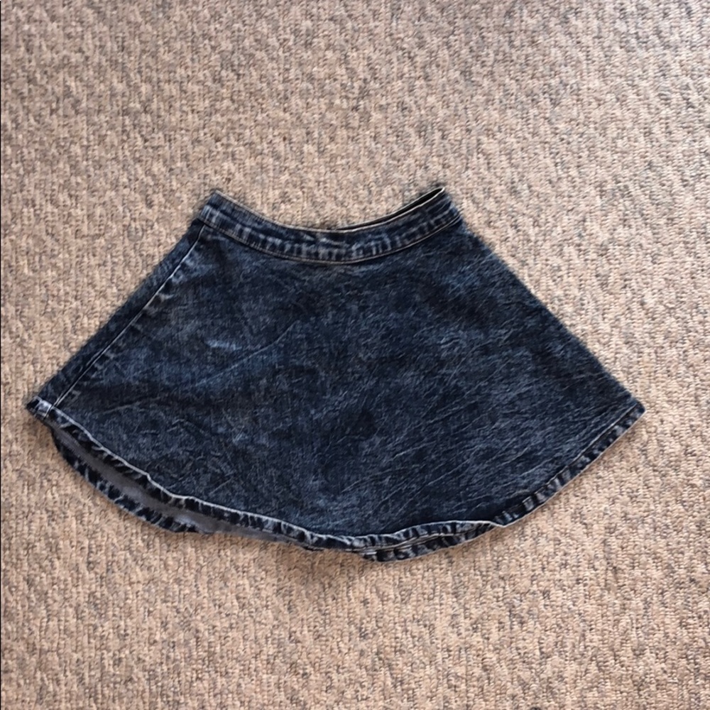 Adorable dark acid wash 90s skater circle skirt.